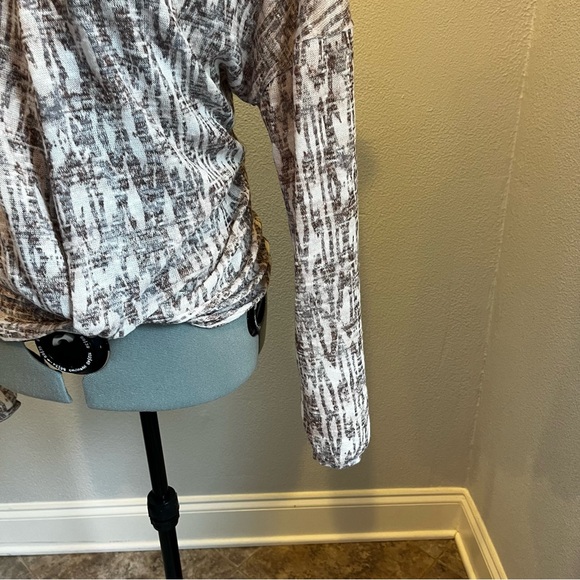 Buckle cold shoulder blouse “Daytrip” size M EUC! 🩷 - Picture 2 of 5